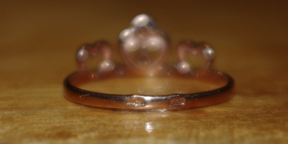 Колечко, а выглядит как корона.