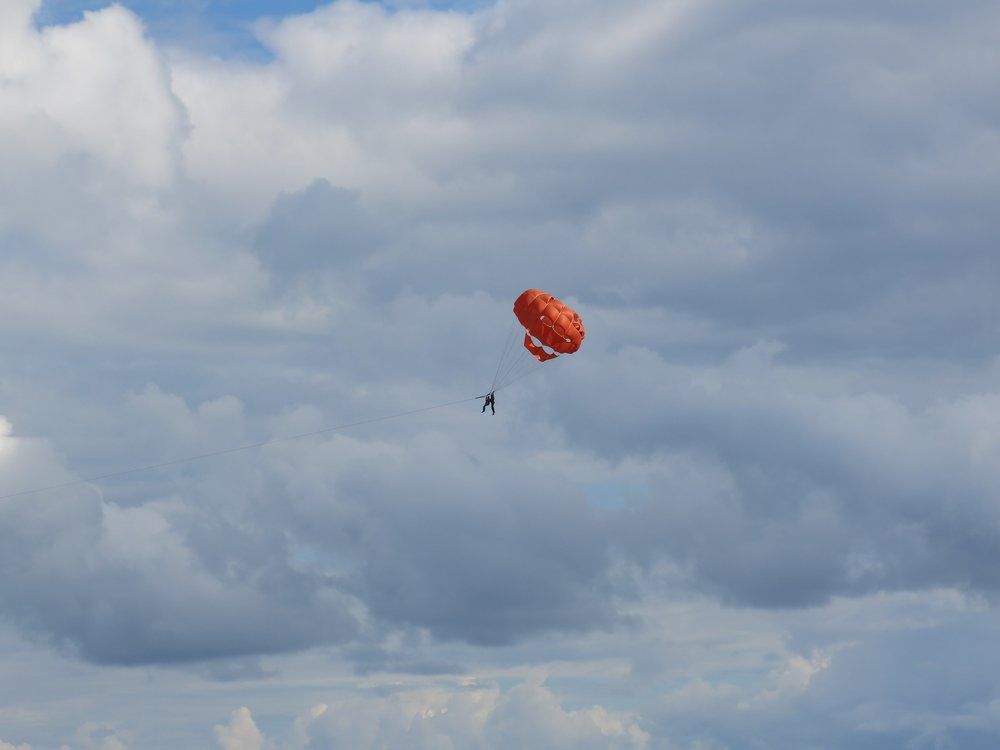 Красный парашют.