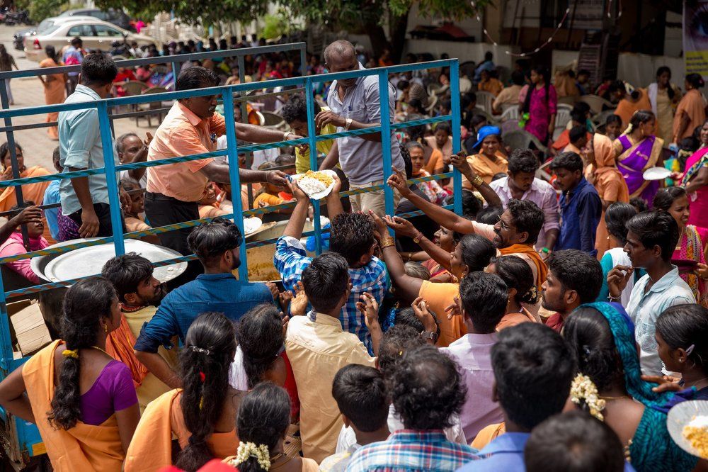Раздача еды христианам в честь праздника "Успение Пресвятой богородицы"