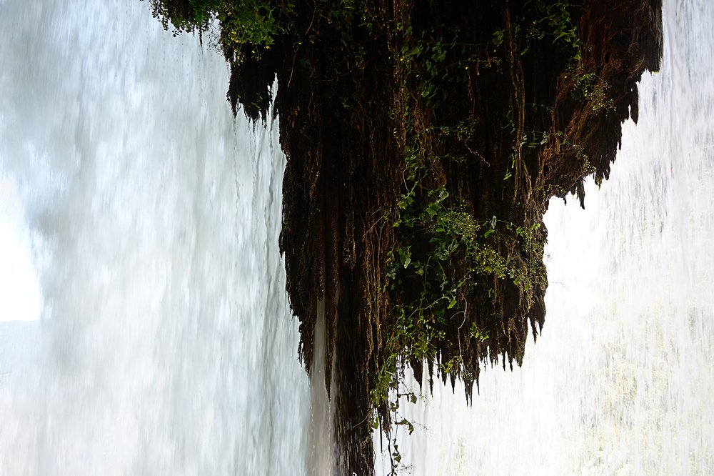 За водной стеной