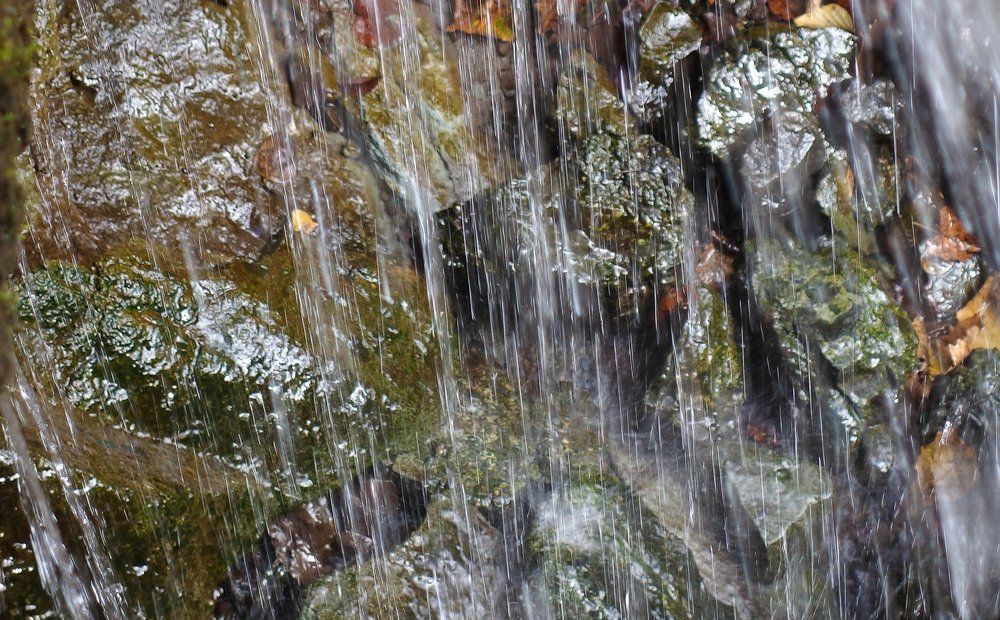 внутри водопада