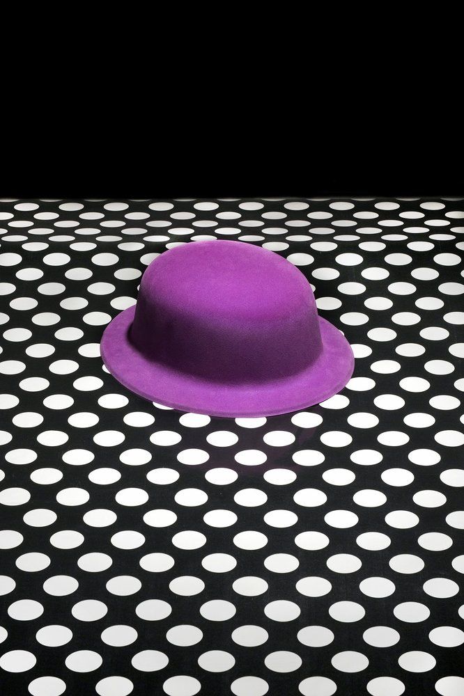 Фиолетовая шляпа и белый горошек