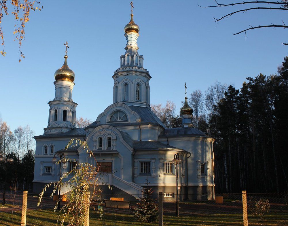 Храм осенью.