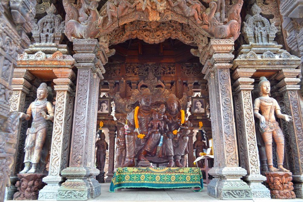 Вход в храм Истины