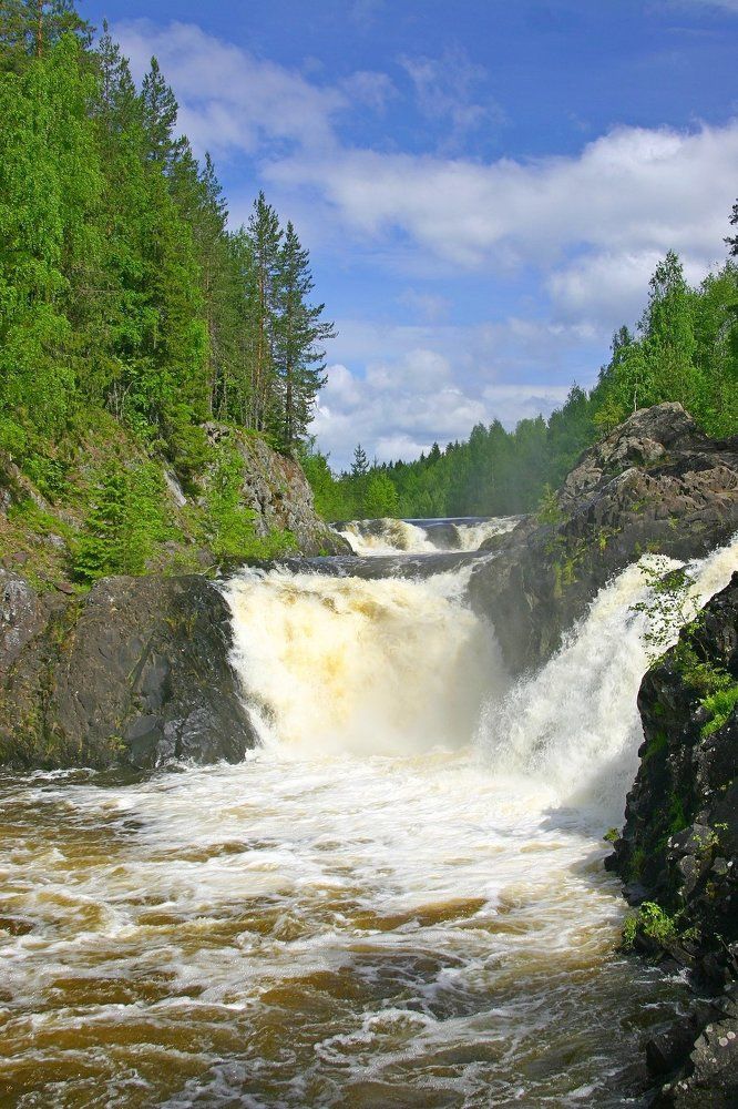 Водопад Кивач летом.