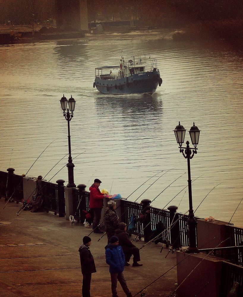 На Набережной.