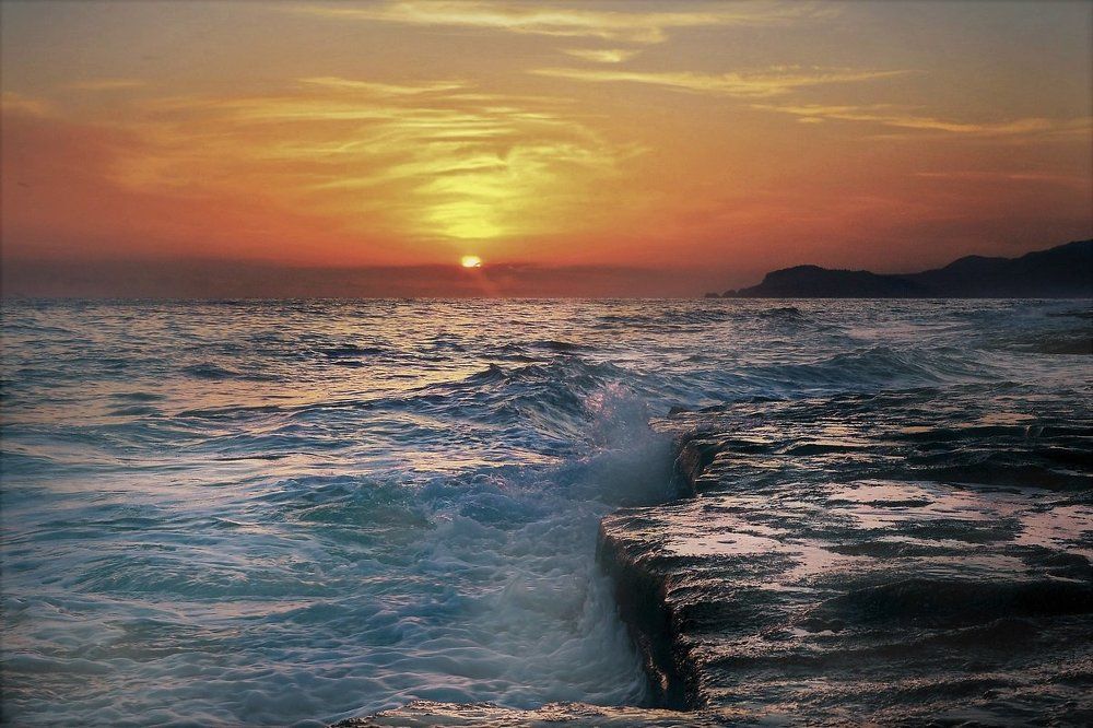 У каменистых берегов