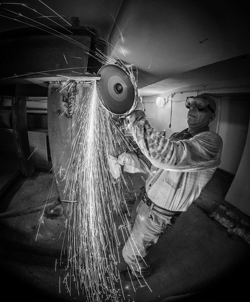 Люди крепче металла