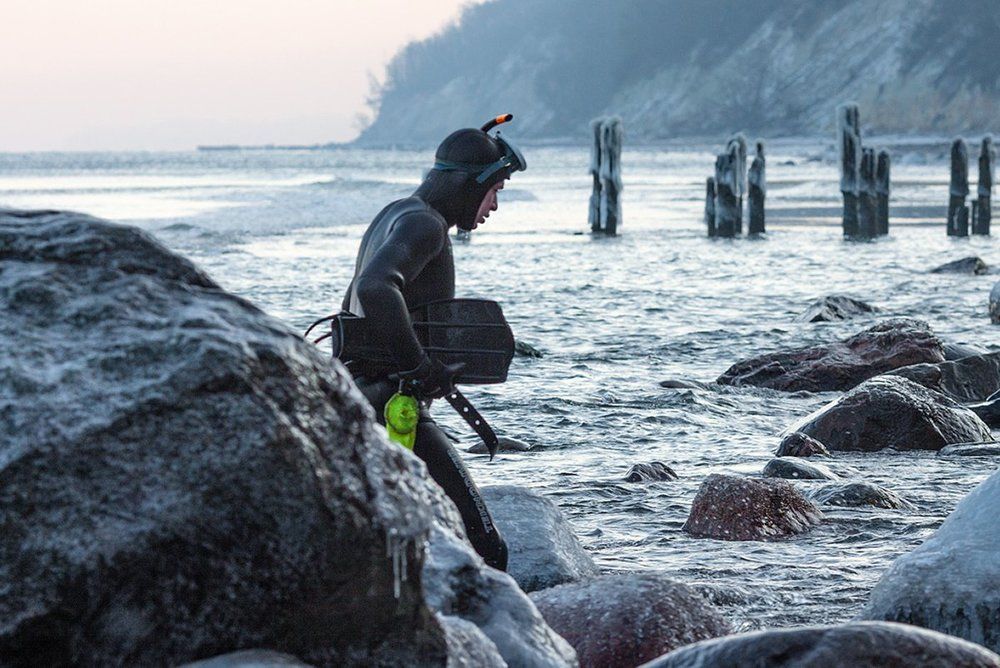 НЫРЯЛЬЩИКИ ЗА ЯНТАРЁМ