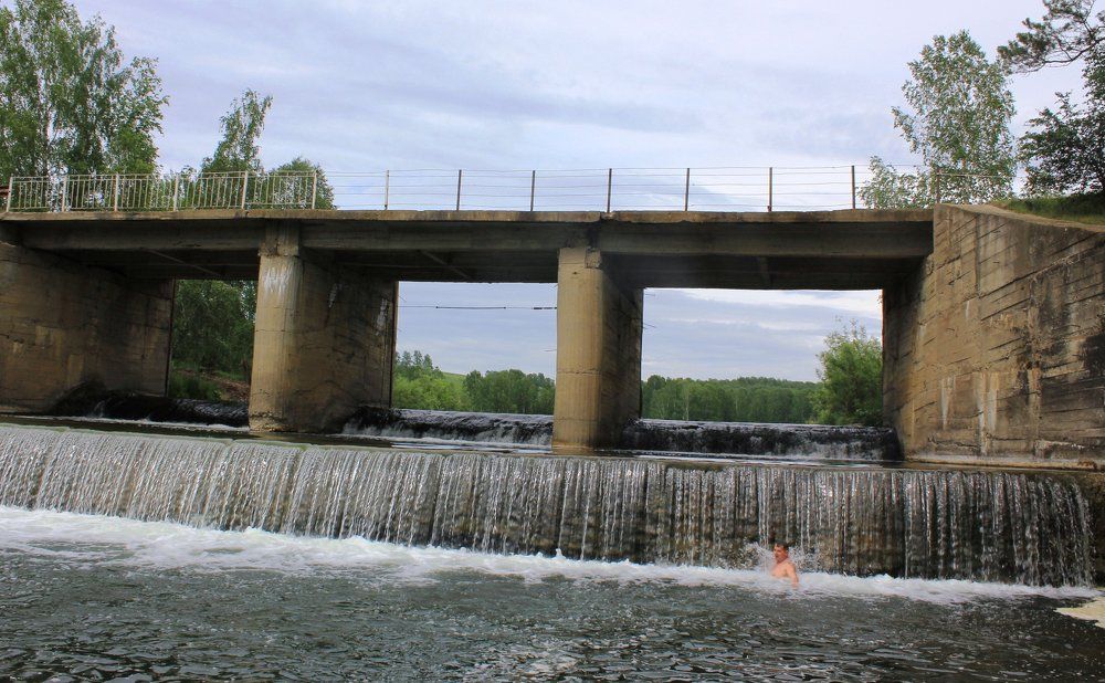 Мужчина у водопада.