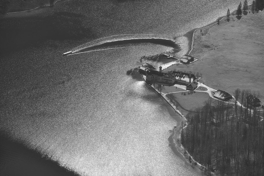 Разрезая воду...