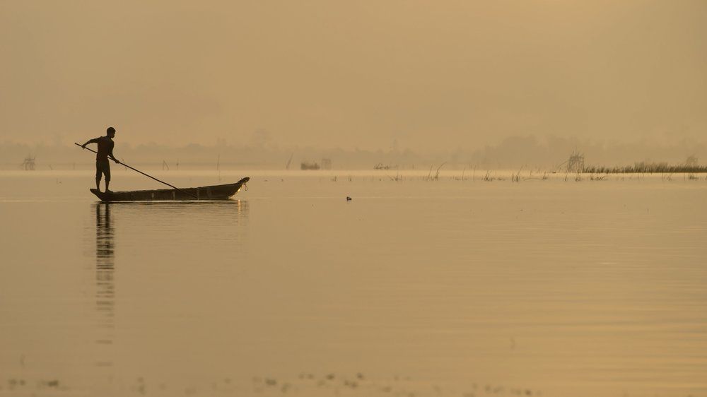 Мальчик и озеро