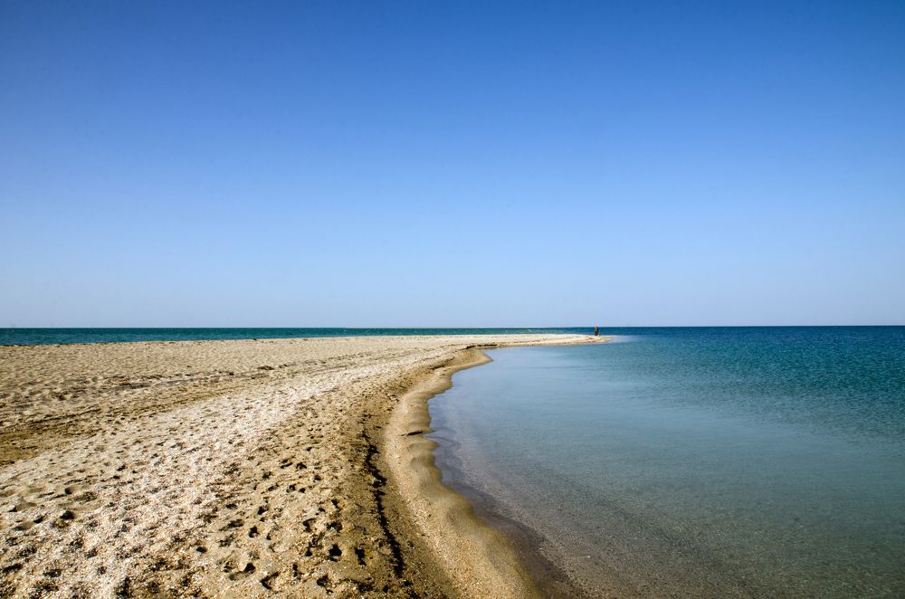 За горизонт..