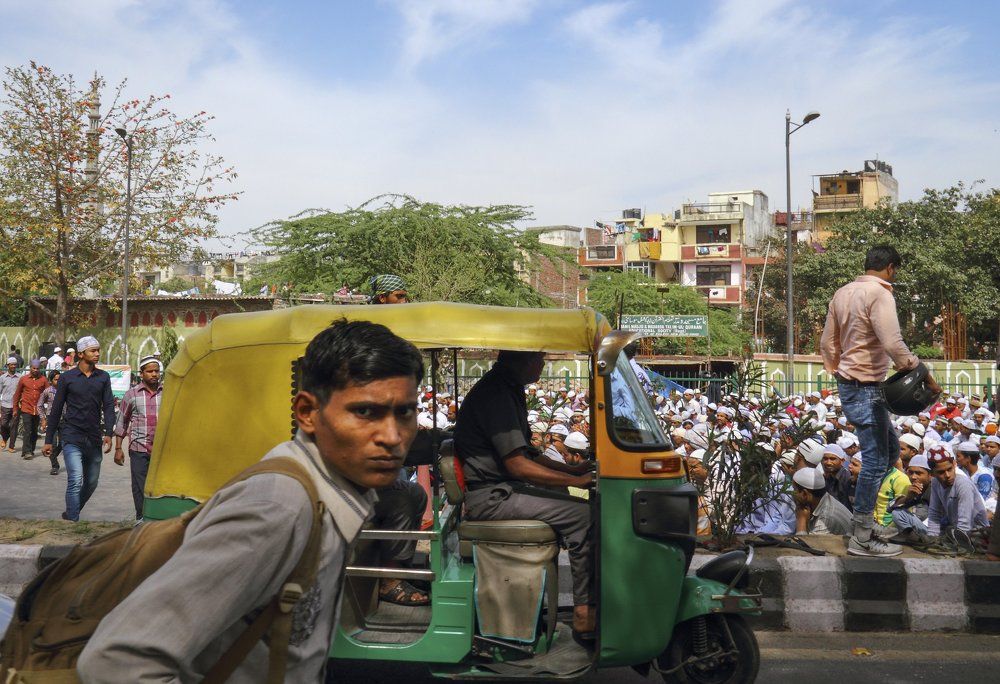 Полдень, пятничная молитва.