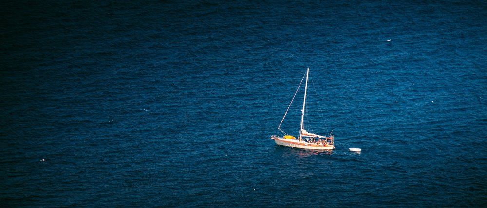 одинокий корабль