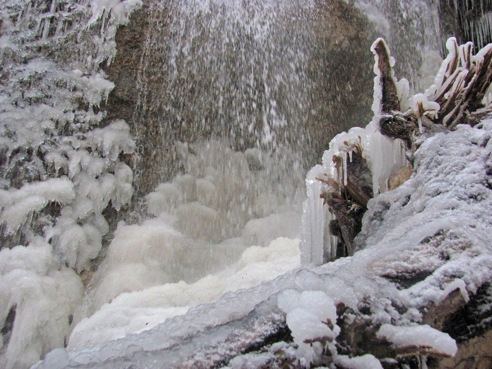 Зимой у водопада