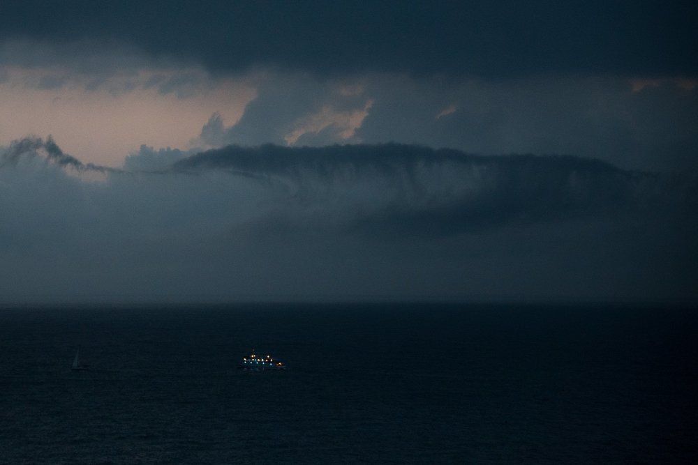 В синем море, в белой пене
