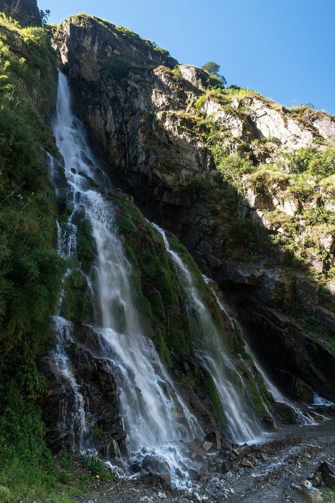 Водопад в районе Аннапурны в Непале