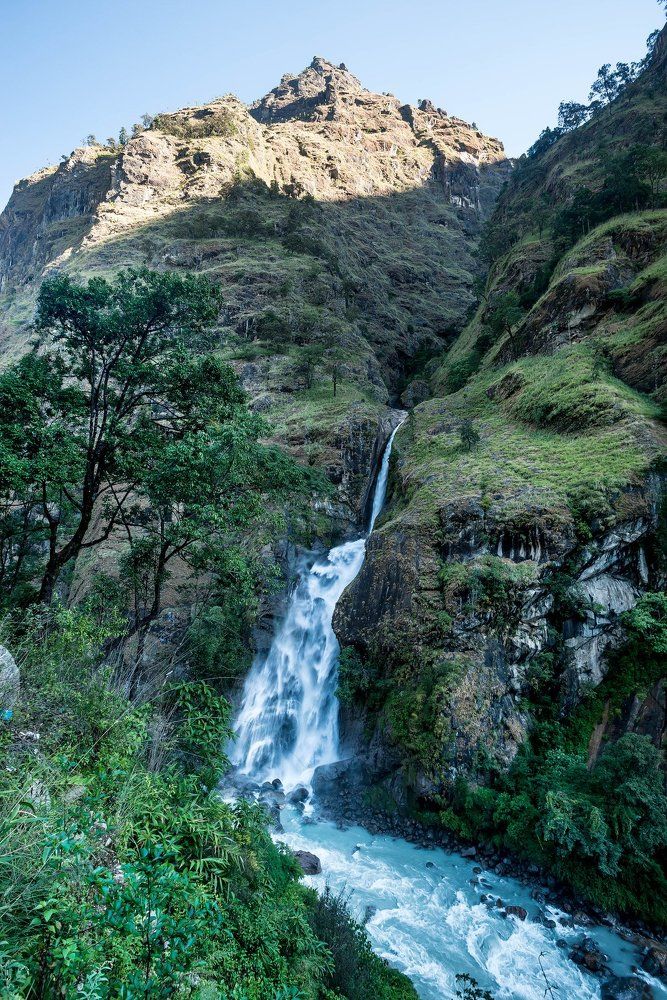 Водопад в районе Аннапурны в Непале