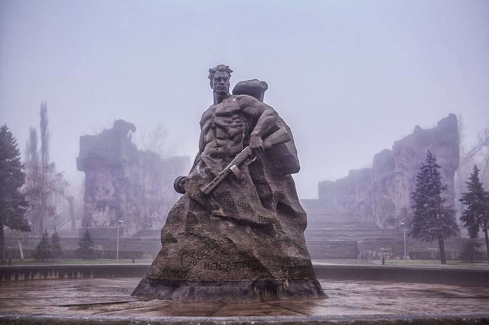 На Мамаевом Кургане тишина...