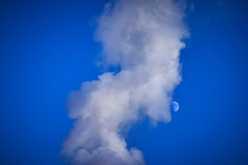 Луна тоже хочет погретсья.