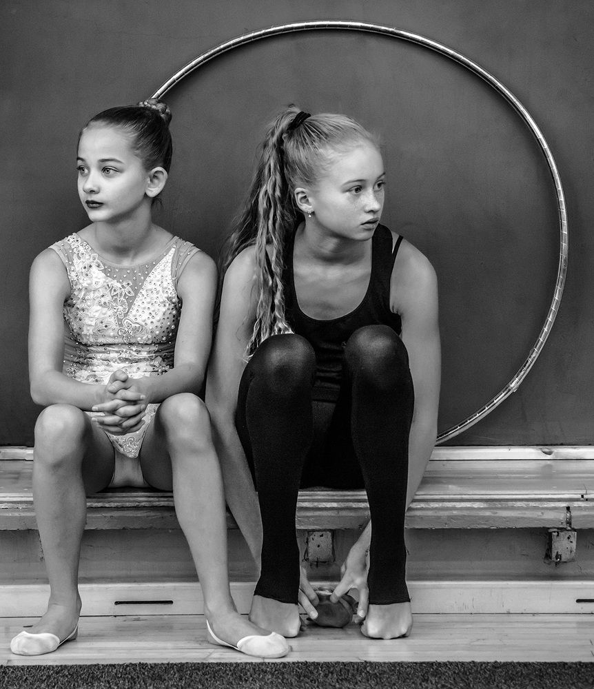 на скамейке ожидания