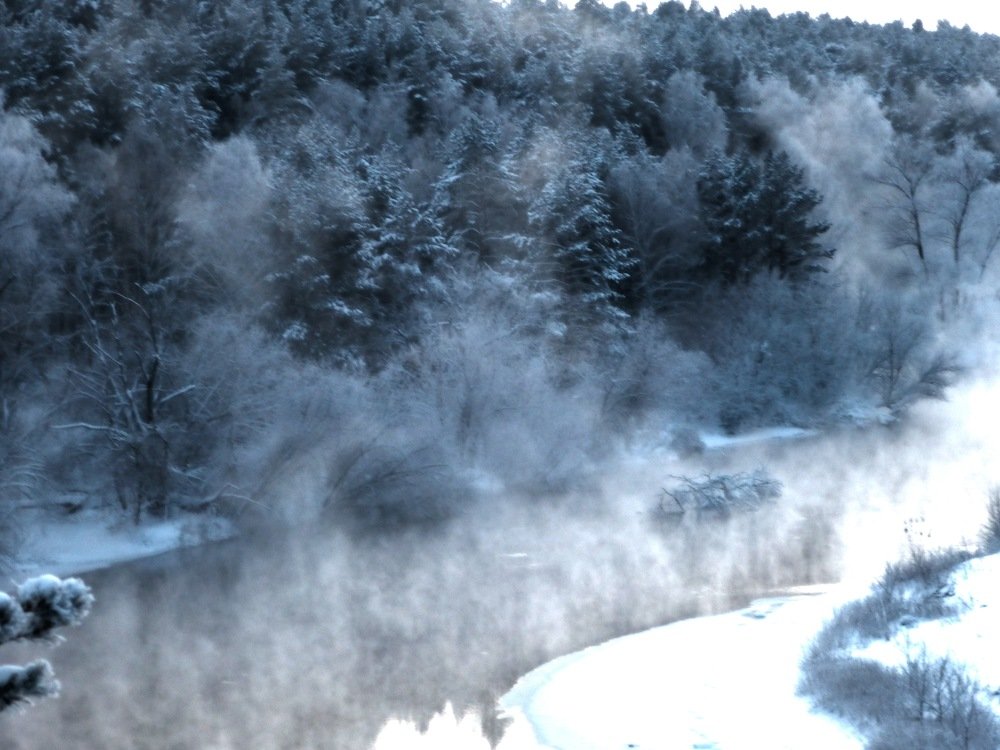 А туман над рекой стелится