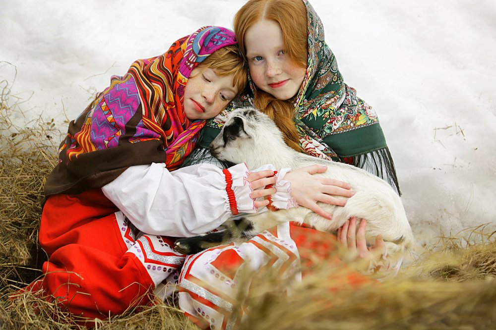 Девочки с козленком