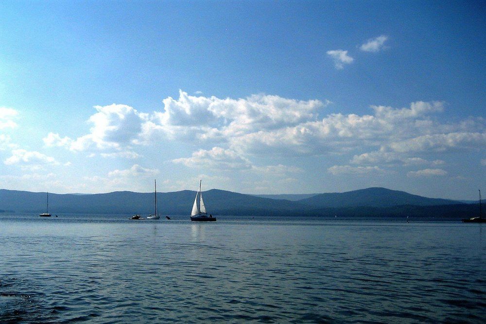 Белеет парус...