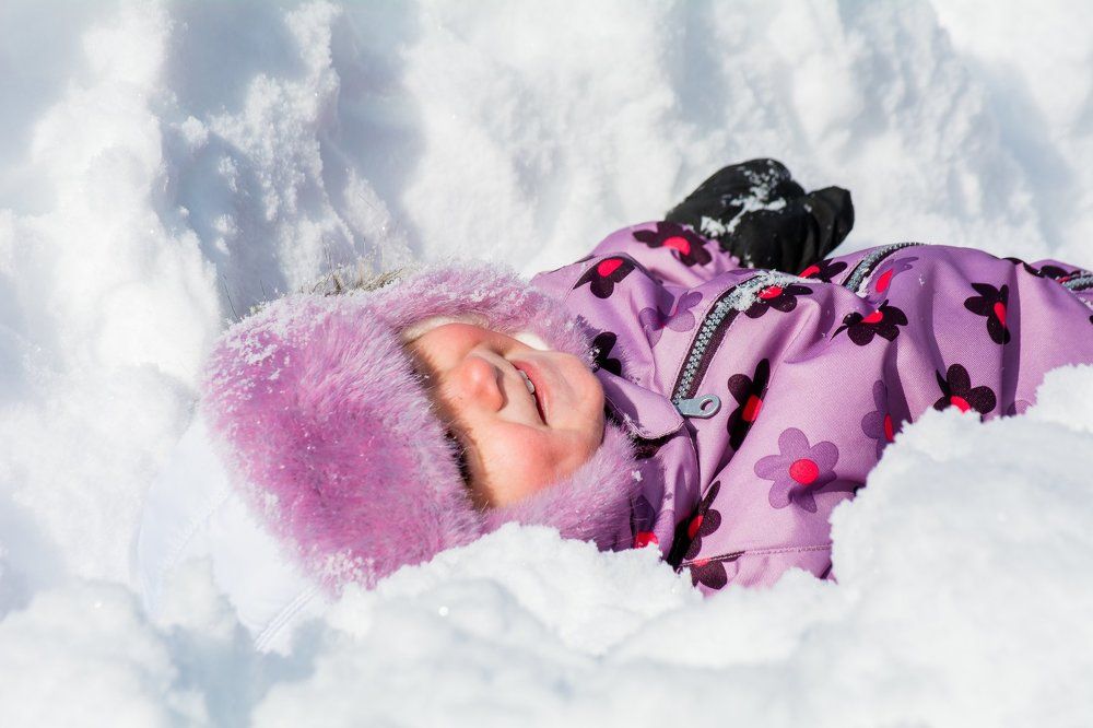 Принимает солнечные ванны в минус 10))))