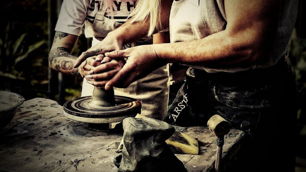 В умелых руках мастера-гончара