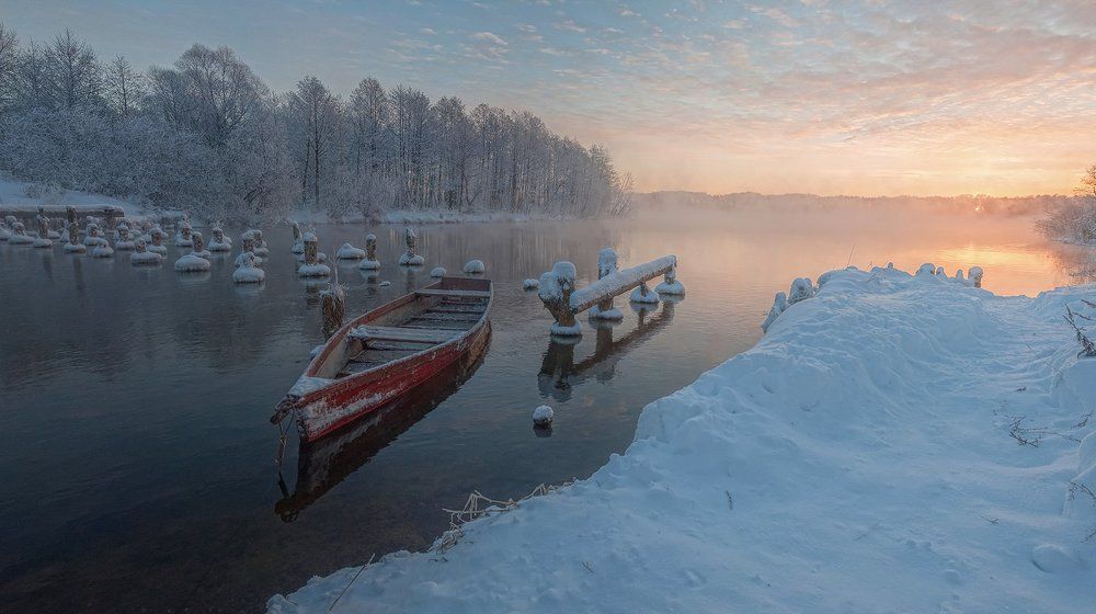 Рассвет на озере.