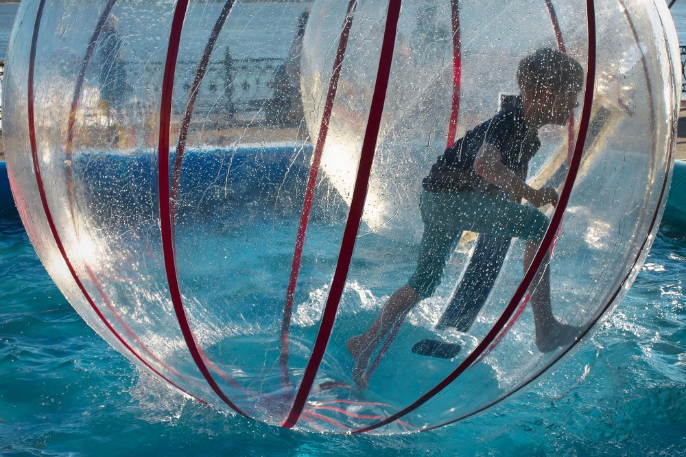 Мальчик в шаре