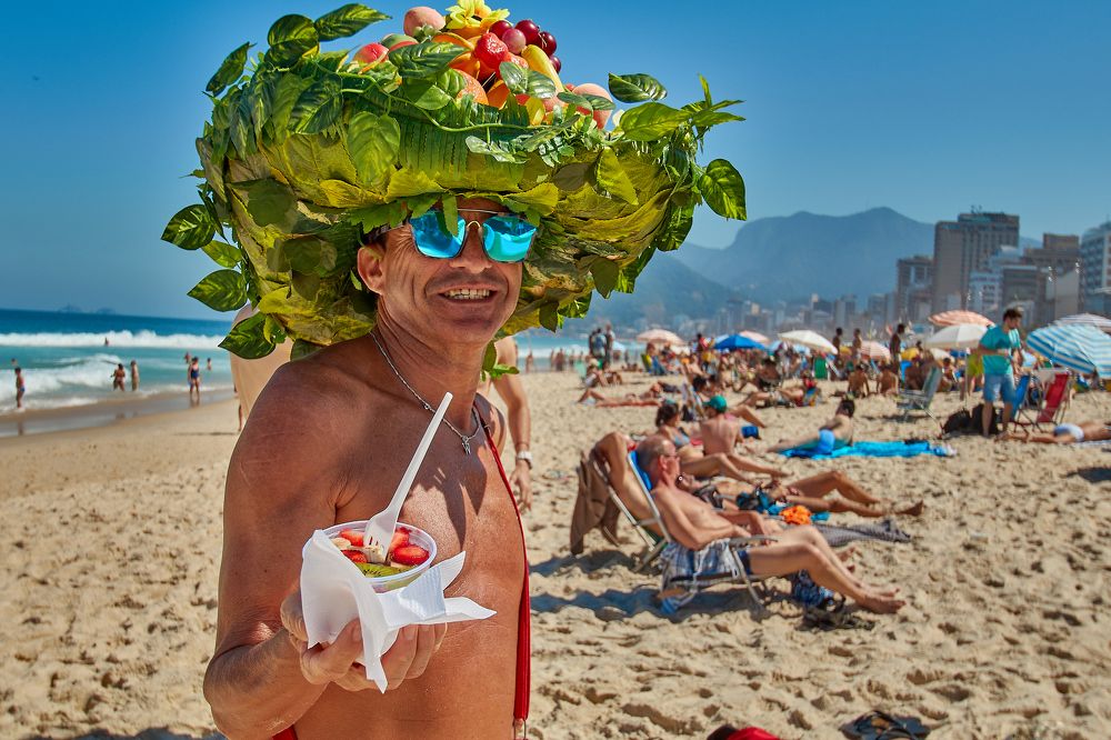 Продавец холодного десерта на пляже.