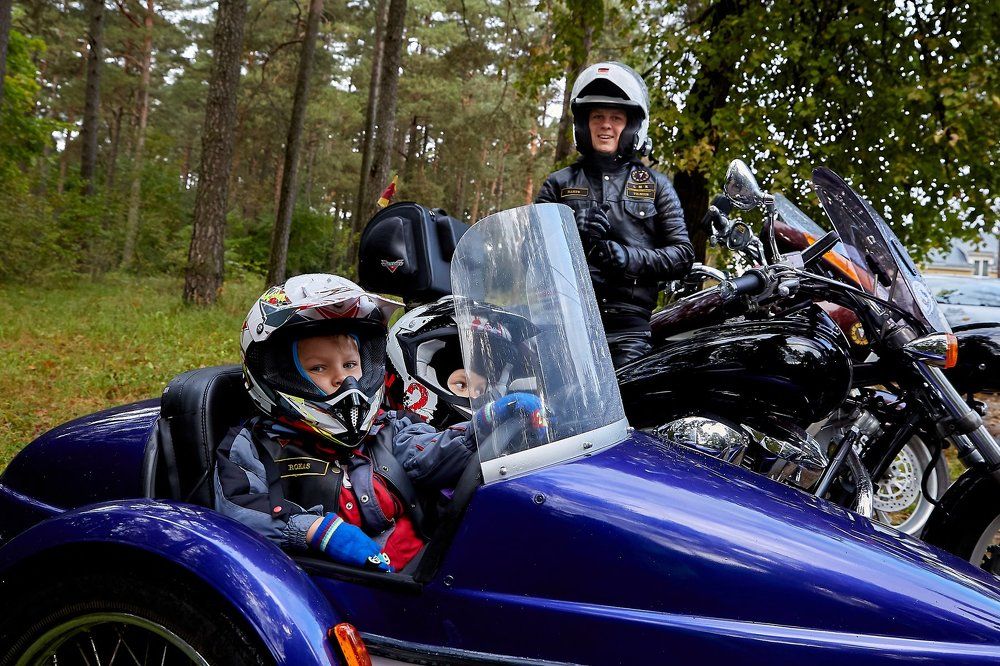Маленькие байкеры с папой.