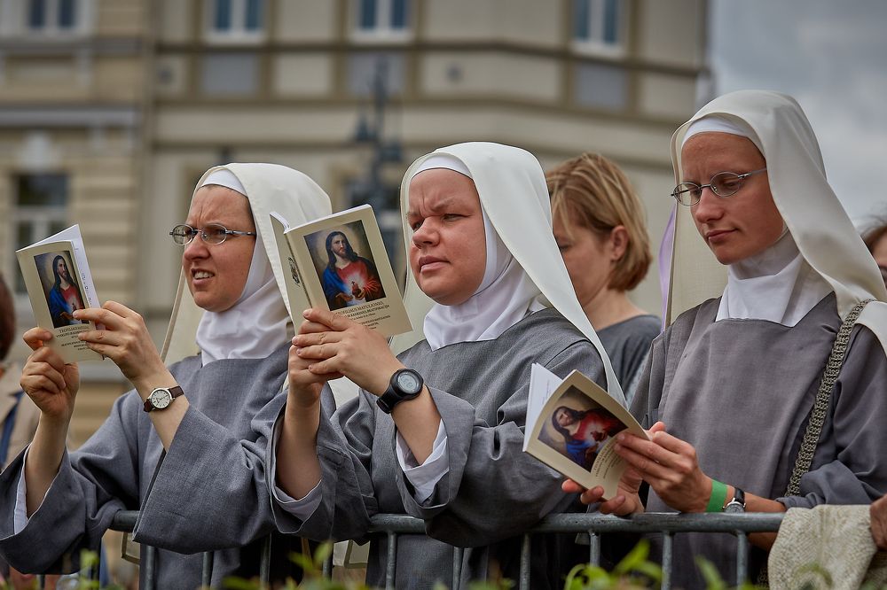 Монашки знакомятся с программой мероприятия.
