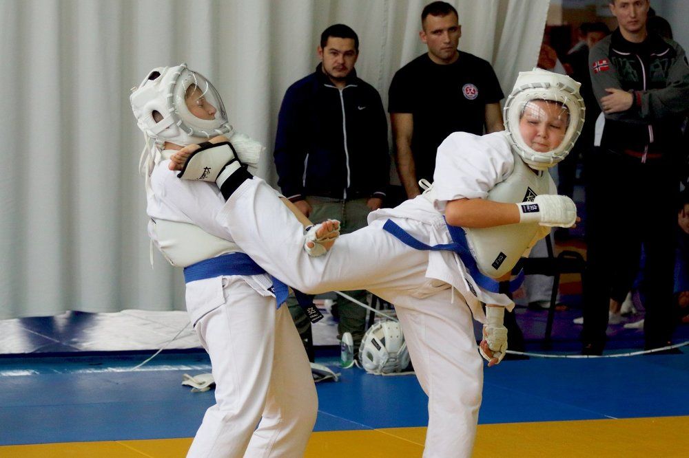 удар пяткой.....