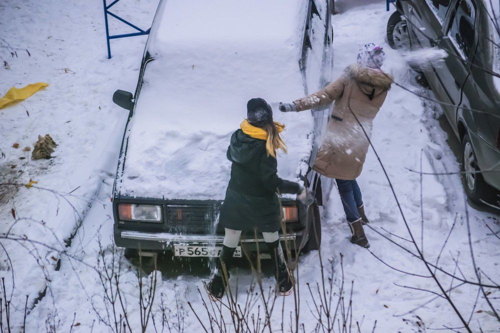 Игра в снежки у автомобиля