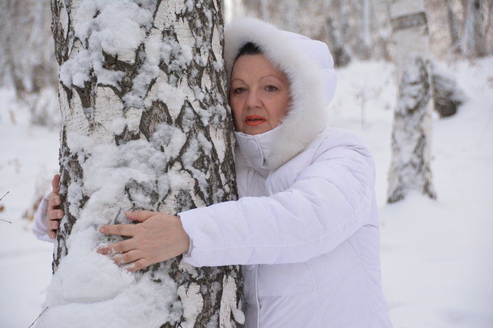 Белая берёза в белом снегу.