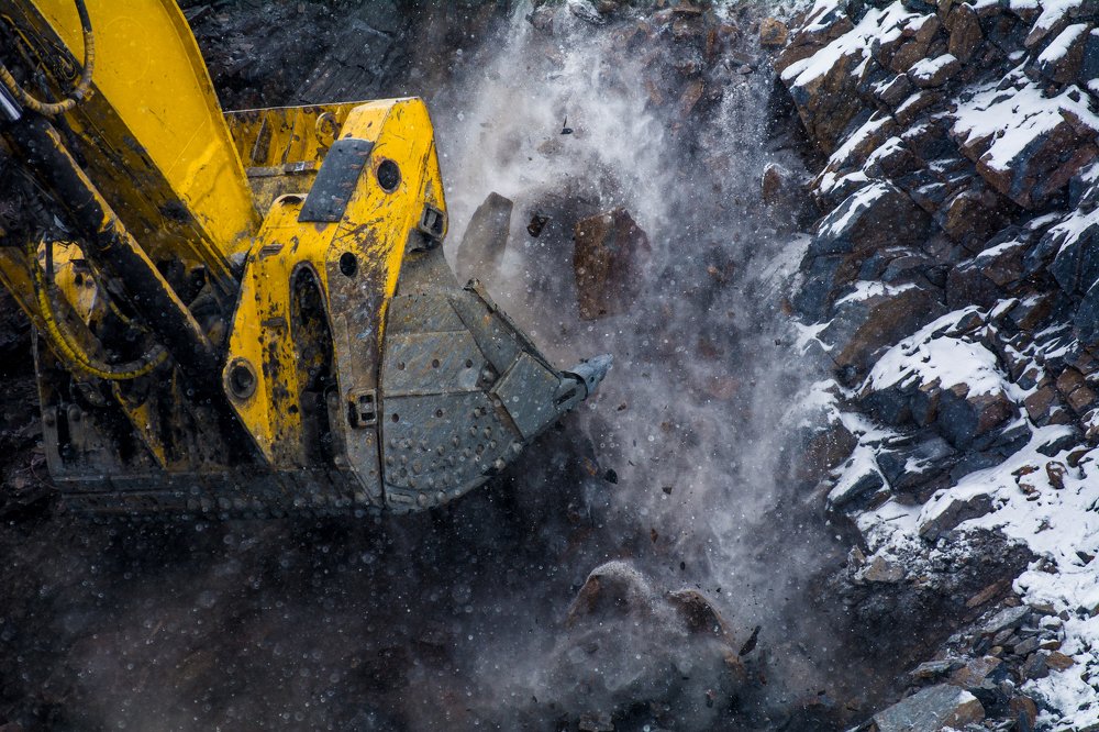 Экскаватор копает золото