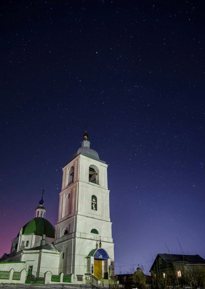 церковь в ночи
