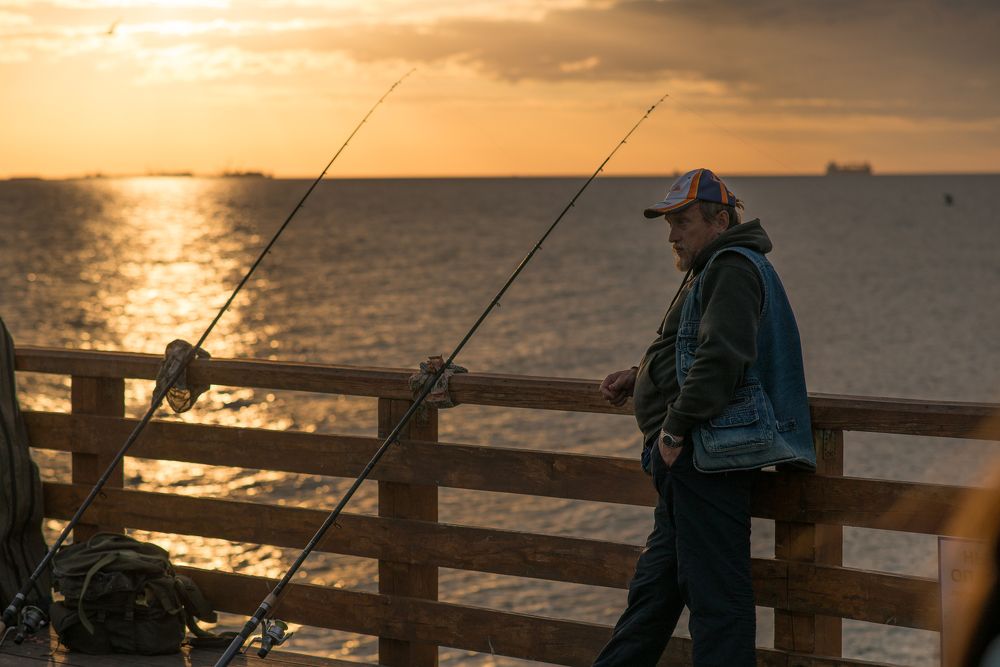 Рыбак на пирсе