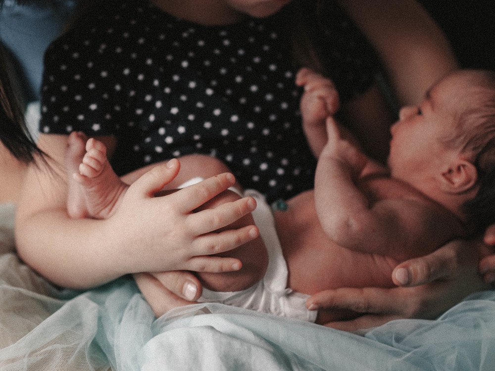 в объятьях ..