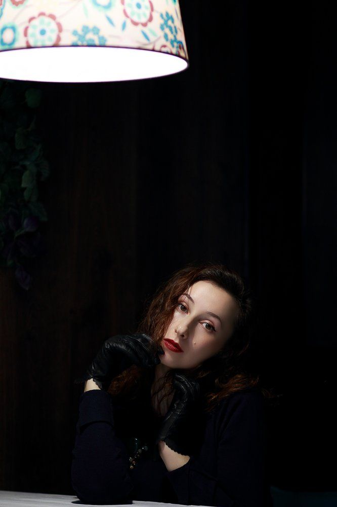 Девушка и абажур