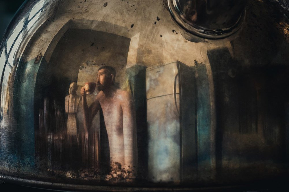 Нас утро встречает прохладной. Отражение.