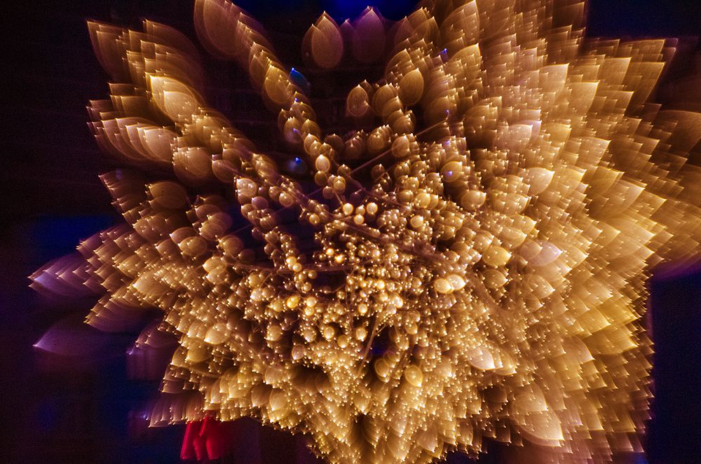 Фонтан огней в ночном городе