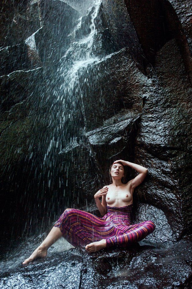 ню в пейзаже