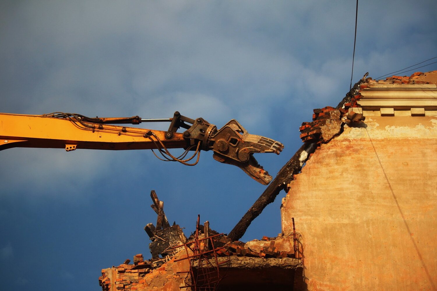 Снос старого здания. The demolition of the old building.