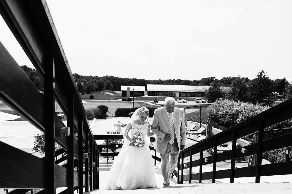 Отец ведет дочь под венец