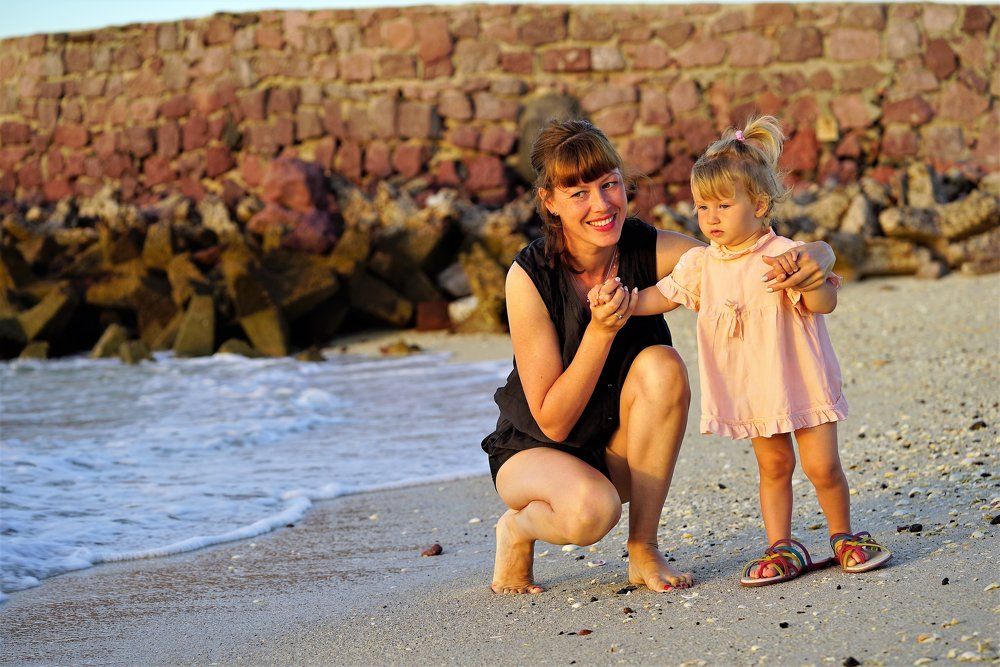 В маминых шлепанцах смотрим прибой